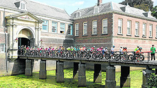 El pelotón de la Vuelta a España, en la salida de la etapa del domingo en Breda.