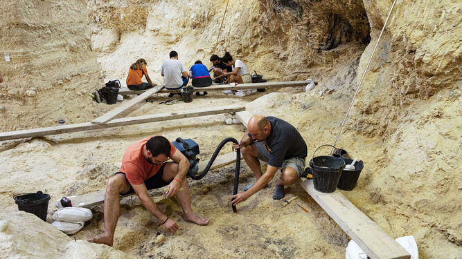Un grupo de arqueólogos trabaja en el yacimiento del Abric Romaní de Capellades (Barcelona).