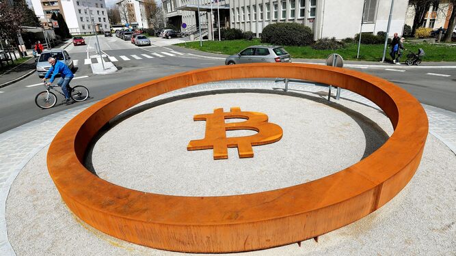 Monumento dedicado a la criptomoneda  Bitcoin en Kranj (Eslovenia).