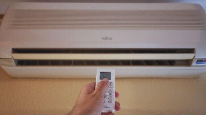 Un aire acondicionado, aparato eléctrico fundamental para sobrellevar el verano en Sevilla.
