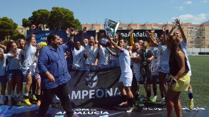 Las jugadoras del Sevilla Femenino celebran la conquista de la Copa Andalucía en San Fernando.
