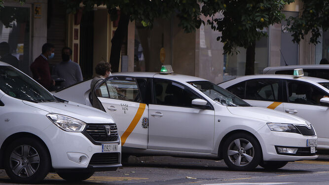 Una parada de taxis en Sevilla.