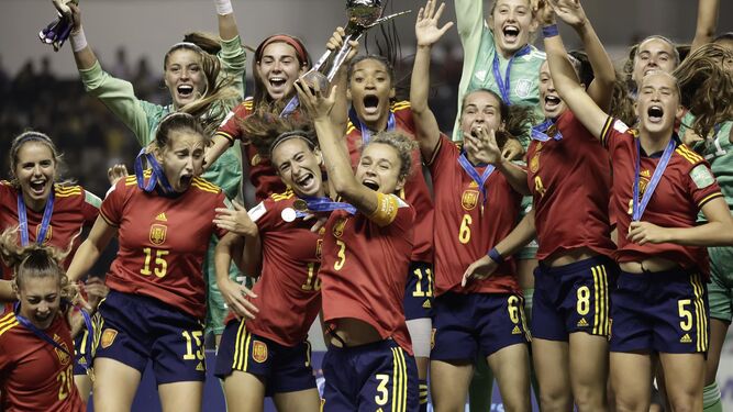 La selección española recoge su trofeo como campeona del mundo sub 20.