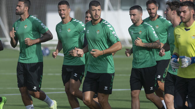 Los jugadores del Betis se ejercitan en la Ciudad Deportiva Luis del Sol en el primer entrenamiento semanal.