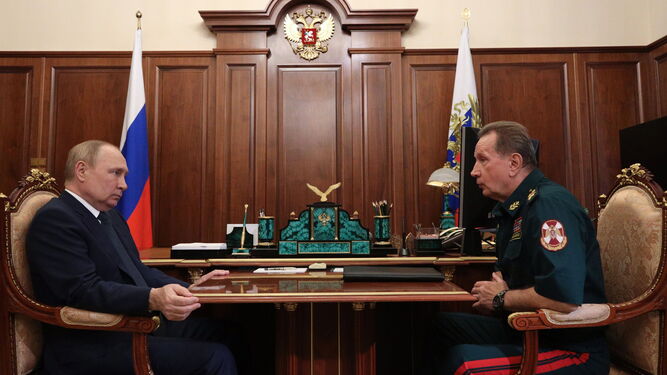 El presidente ruso, Vladimir Putin, se reúne con el jefe de la Guardia Nacional rusa, Viktor Zolotov.