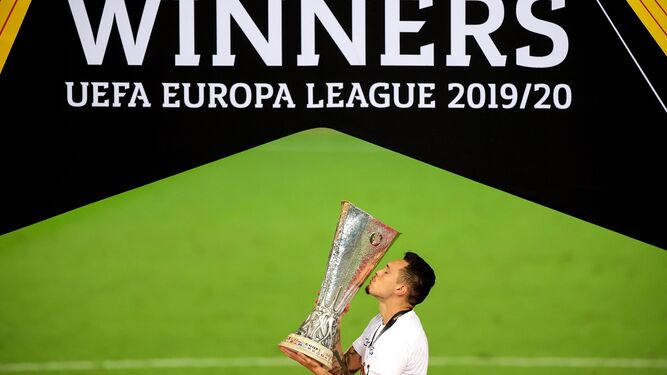 Lucas Ocampos besa el trofeo de la Europa League, el 21 de agosto de 2020 en Colonia.