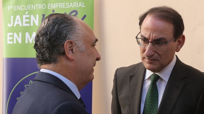 El director territorial de Caixabank en Andalucía, Juan Ignacio Zafra, junto al presidente de la CEA, Javier González de Lara.