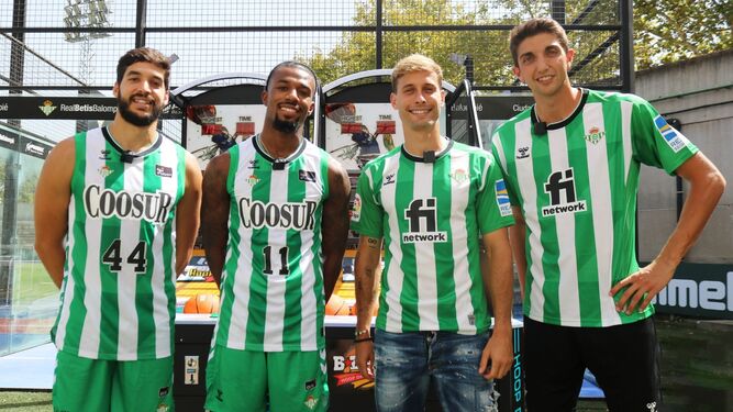 Pozas y Evans posan junto a Canales y Édgar en la presentación de las nuevas camisetas de la sección de baloncesto.