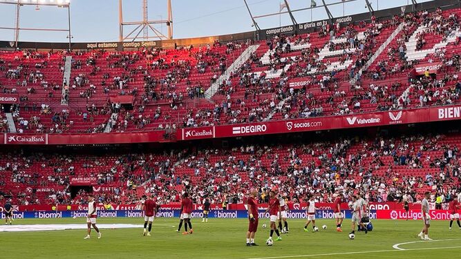 Calentamiento del Sevilla en el estadio Ramón Sánchez-Pizjuán.