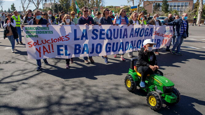 Regantes del Bajo Guadalquivir en una marcha de protesta el pasado mes de marzo