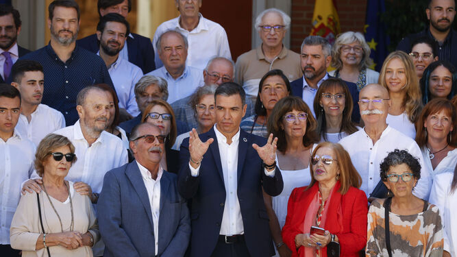 Pedro Sánchez posa con los asistentes de la apertura del curso político en Moncloa