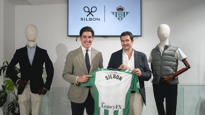Firma del acuerdo entre el director general de Negocio del Real Betis, Ramón Alarcón, y el CEO y cofundador de Silbon, Pablo López.