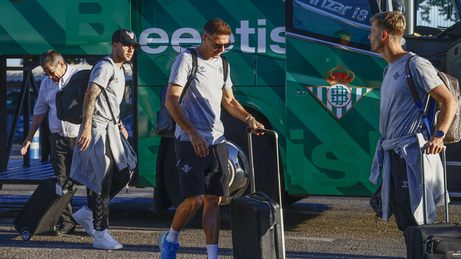 Joaquín se baja del autobús al llegar al aeropuerto de Sevilla.