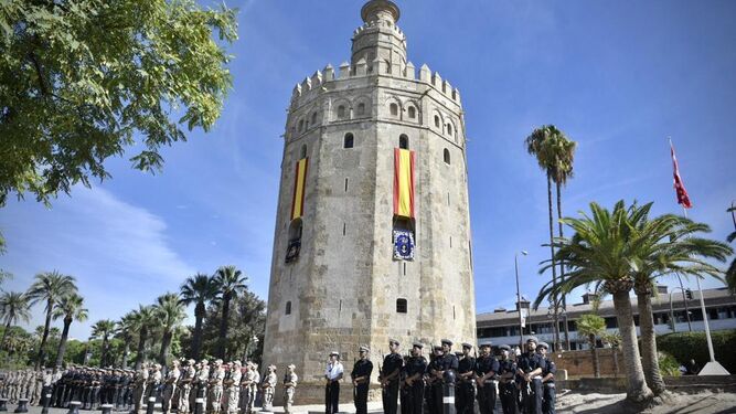 Ensayos de la Armada este miércoles a los pies de la Torre del Oro con motivo del Festival del V Centernario de Sevilla.
