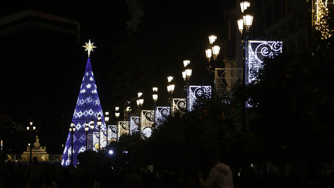 lluminación navideña en la Avenida de la Constitución en diciembre de 2020.