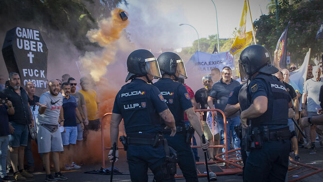Protesta de los taxistas contra los VTC ante el Parlamento andaluz