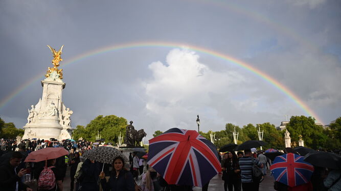 Cientos de personas en Buckingham Palace tras conocerse el fallecimiento de Isabel II.