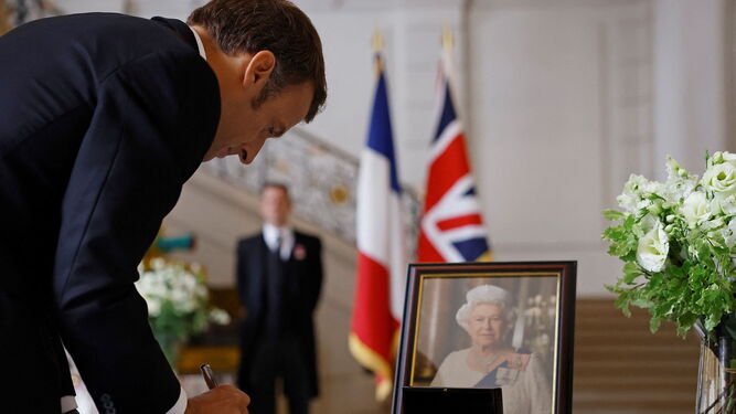 El presidente francés, Enmanuel Macron, firma en el libro de condolencias por Isabel II en la embajada británica en París