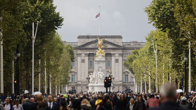 Multitud de ciudadanos pasan ante el Palacio de Buckingham, con la bandera a media asta.