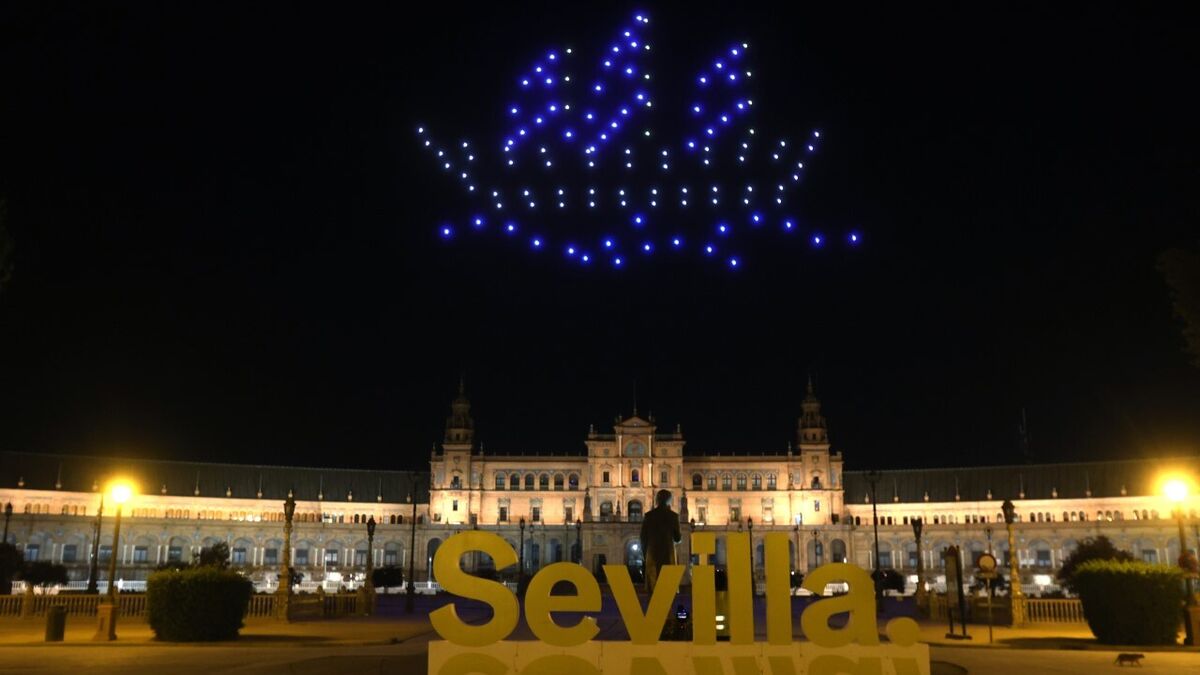 Suspendido el espectáculo de drones en la Plaza España por la invasión de la zona de seguridad