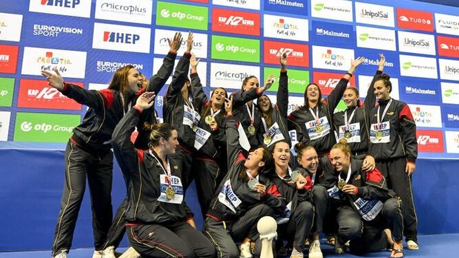 Las jugadoras españolas celebran el Europeo en el podio