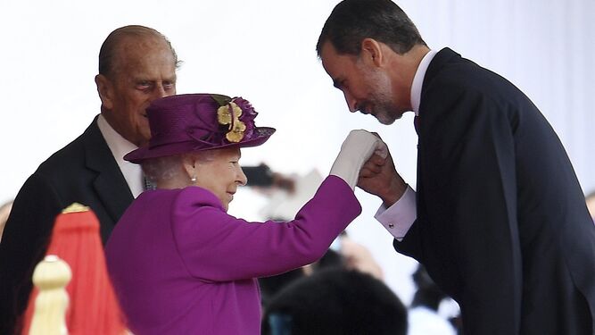 Felipe VI besa a Isabel II.