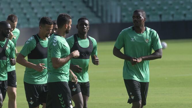 Willian Carvalho, Luiz Henrique, Willian José  y Luiz Felipe hacen carrera continua en el Benito Villamarín durante un entrenamiento.