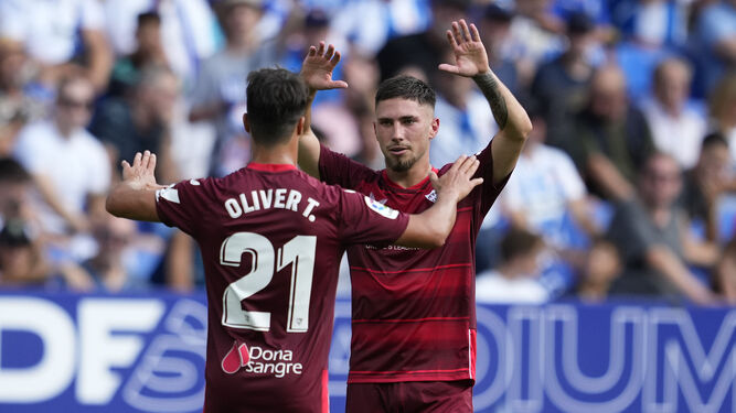 José Ángel es felicitado por Óliver Torres tras uno de sus dos goles.