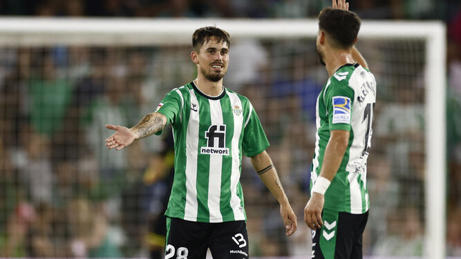 Rodri es felicitado por Álex Moreno tras marcar el gol del triunfo.