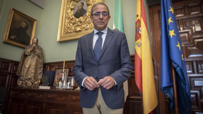 Miguel Ángel Castro, en su despacho del Rectorado de la US.