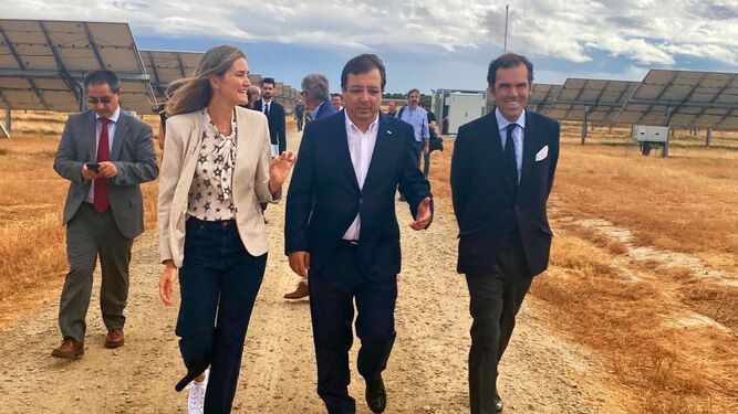 En primer plano y de izquierda a derecha, la secretaria de Estado de Energía; el presidente de la Jutna de Extremadura, Guillermo Fernández Vara y el presidente de UNEF, Rafael Benjumea.
