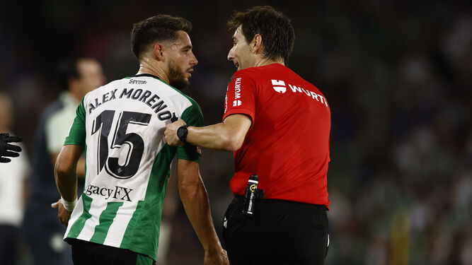 Álex Moreno dialoga con De Burgos Bengoechea durante el partido del domingo ante el Villarreal.