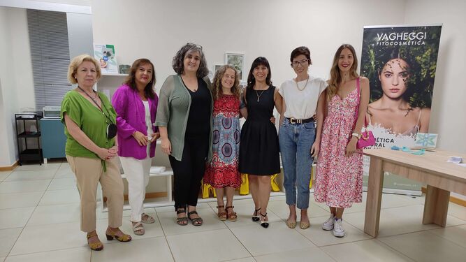 Profesionales médicos, representantes de asociaciones de enfermos de cáncer y María Gómez (en el centro de la imagen), el día de la inauguración del centro de estética de Sevilla Este.