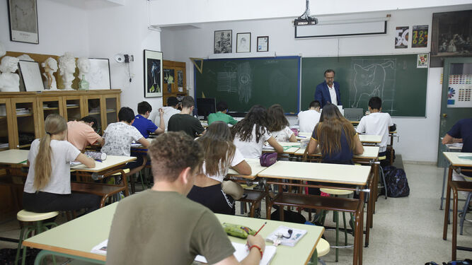 Un profesor imparte clase en un aula del IES Bécquer.