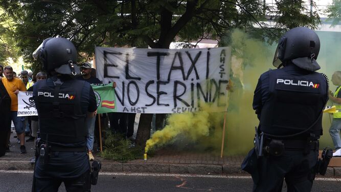 Imágenes de la manifestación de taxistas frente a la Consejería de Fomento