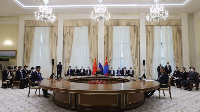 Los presidentes de Mongolia, Ukhnaa Khurelsukh (izq.); Rusia, Vladimir Putin, y China, Xi Jinping, durante su encuentro en la ciudad uzbeca de Samarcanda.