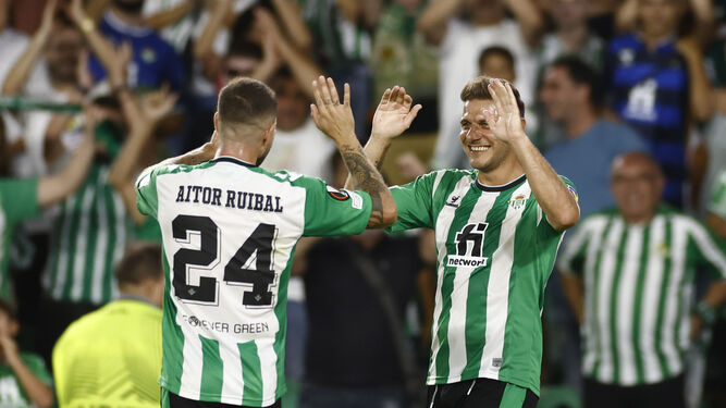 Aitor Ruibal felicita a Joaquín.