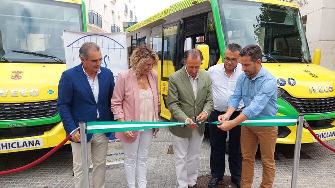 El alcalde de Chiclana, José María Román, presenta los dos nuevos microbuses impulsados por gas.