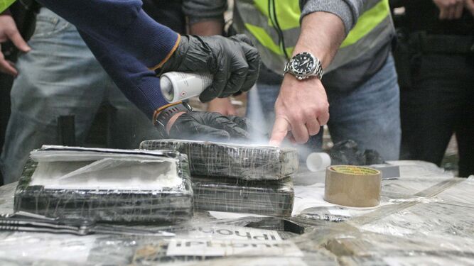 Los policías y el guardia civil cayeron en un alijo de 365 kilos de cocaína