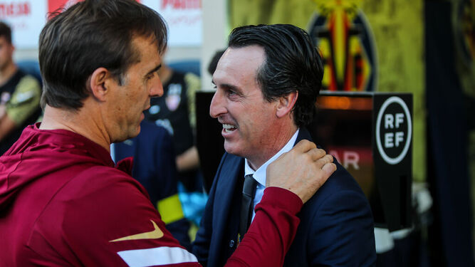 Lopetegui y Emery se saludan en el último Villarreal-Sevilla, el 8 de mayo.