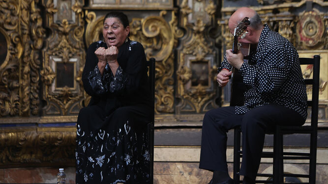 La cantaora con el guitarrista Domingo Rubichi en su recital de la Bienal.