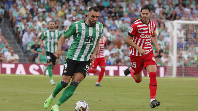 Borja Iglesias controla el balón ante Juanpe.