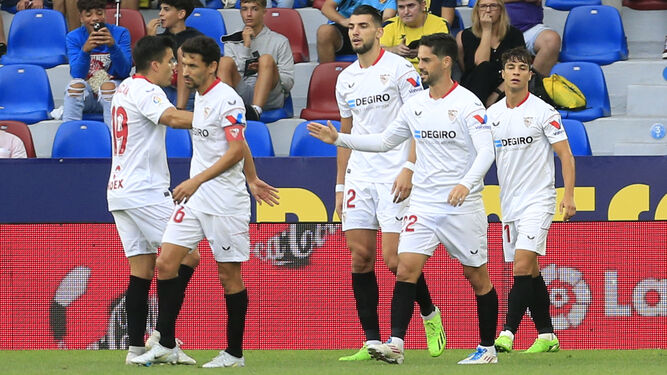 Los jugadores del Sevilla celebran el gol de Óliver Torres.