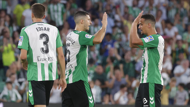 Guido Rodríguez y Luiz Felipe celebran la victoria frente al Girona en presencia de édgar.