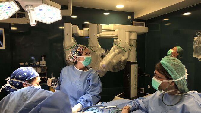 Final Deformación enlazar La cirugía robótica se consolida en Urología del Virgen del Rocío gracias a  'Da Vinci'