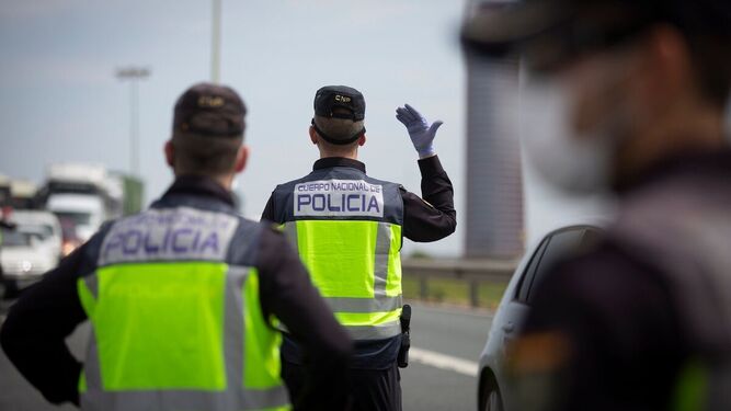 Policías nacionales, en un control durante la cuarentena en Sevilla.