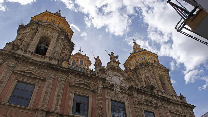 La imponente fachada de San Luis de los Franceses, solo comparable a su también impresionante interior