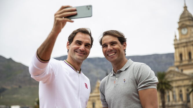 Federer y Nadal se hacen un foto en Ciudad del Cabo en 2020.