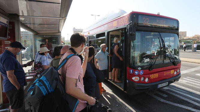 Viajeros se suben al autobús de la línea 32 de Tussam en la parada de Santa Justa.