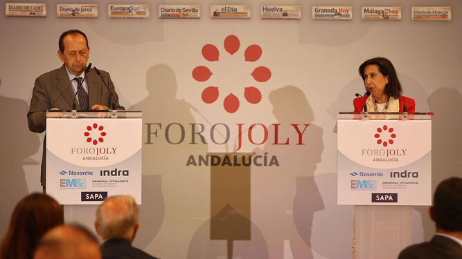 Margarita Robles conversa con José Antonio Carrizosa, director de Publicaciones del Grupo Joly.